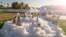Cargar imagen en el visor de la galería, Children having a foam party in a park